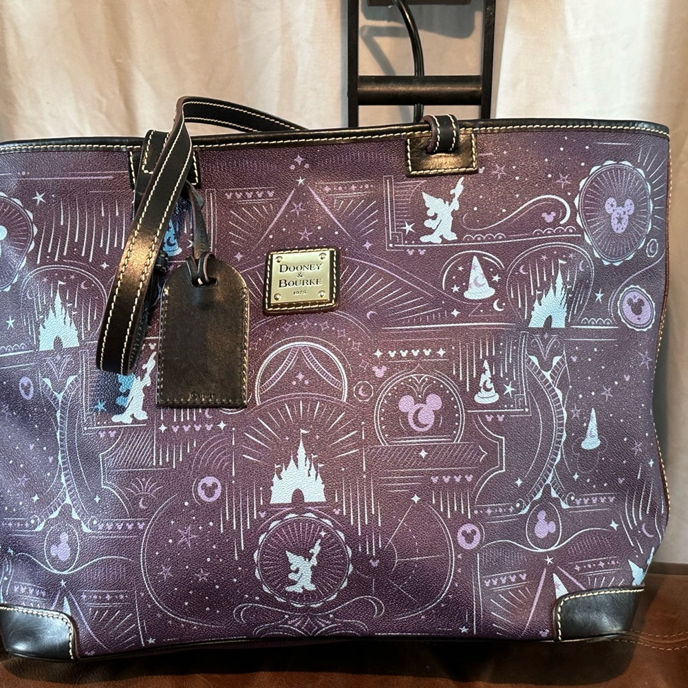 DISNEY DOONEY & BURKE 2017 park bag - Picture 2 of 15